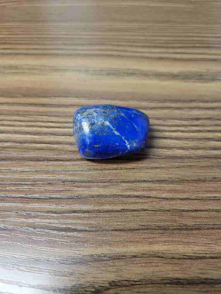 Photo of the rock lapis lazuli.